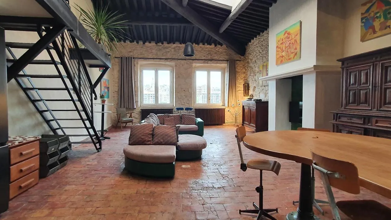 Grand Loft En Plein Coeur Du Vieux-Port contacts